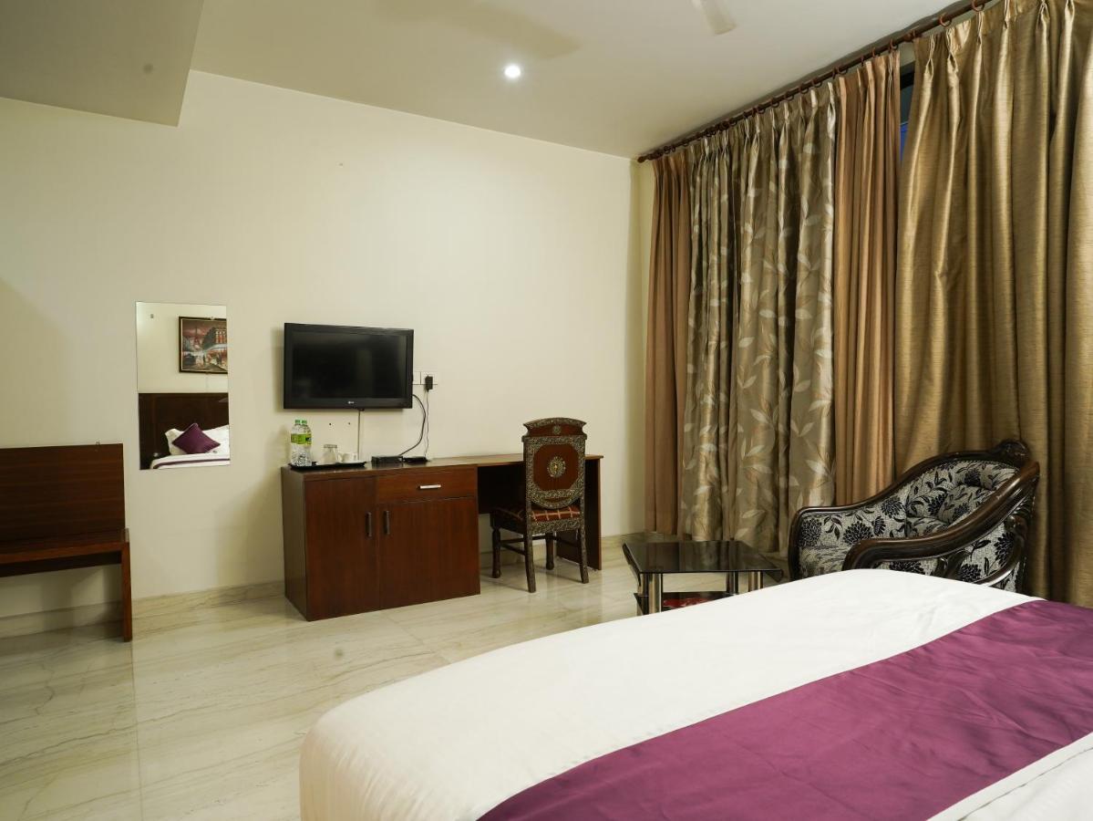 Lime Tree Hotel Sushant Lok Gurgaon Sector 29 Next To Iffco Chowk Metro Dış mekan fotoğraf