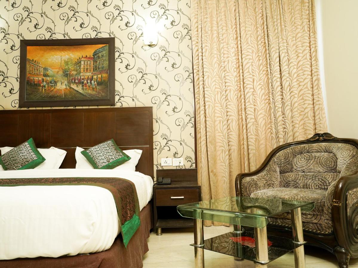 Lime Tree Hotel Sushant Lok Gurgaon Sector 29 Next To Iffco Chowk Metro Dış mekan fotoğraf