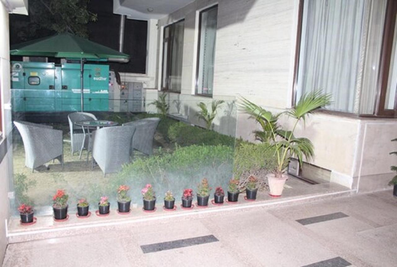 Lime Tree Hotel Sushant Lok Gurgaon Sector 29 Next To Iffco Chowk Metro Dış mekan fotoğraf