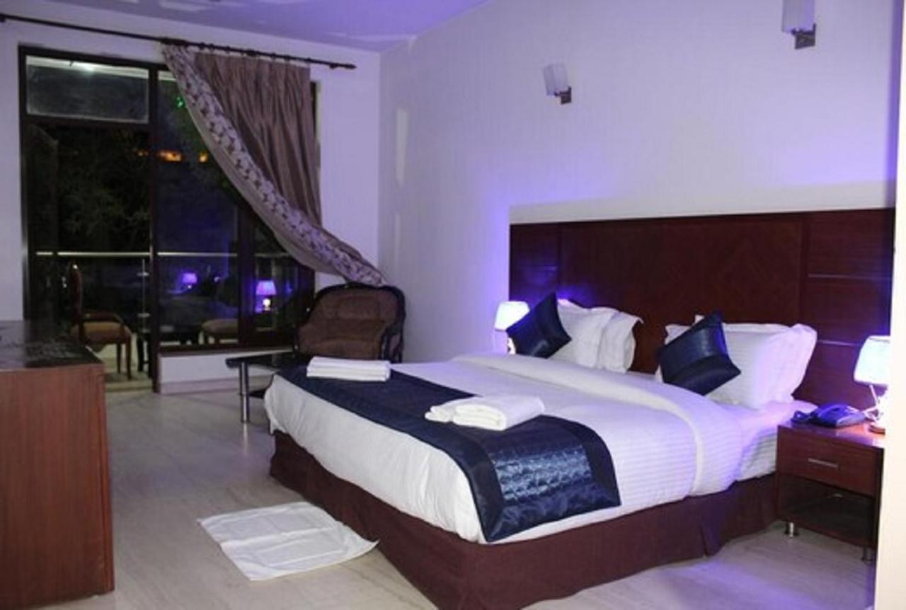 Lime Tree Hotel Sushant Lok Gurgaon Sector 29 Next To Iffco Chowk Metro Dış mekan fotoğraf
