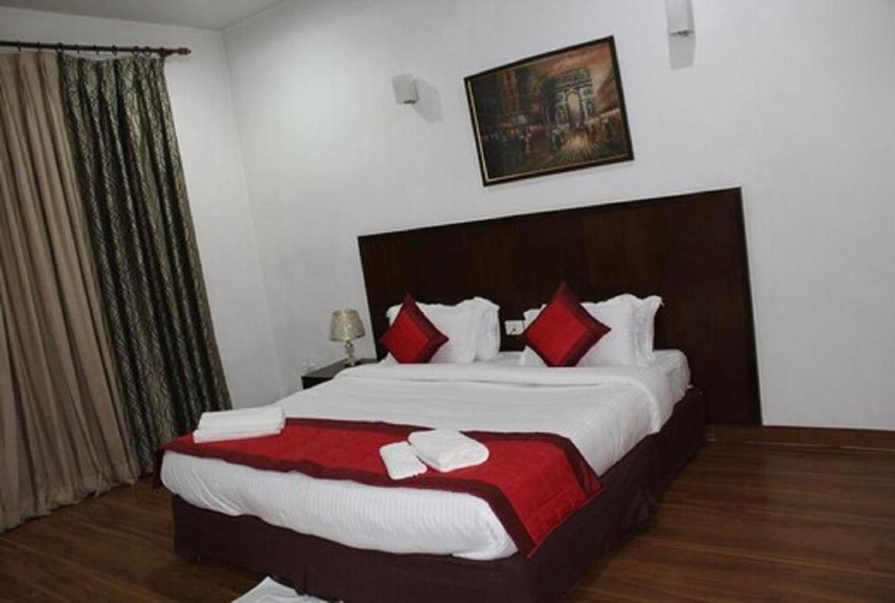Lime Tree Hotel Sushant Lok Gurgaon Sector 29 Next To Iffco Chowk Metro Dış mekan fotoğraf