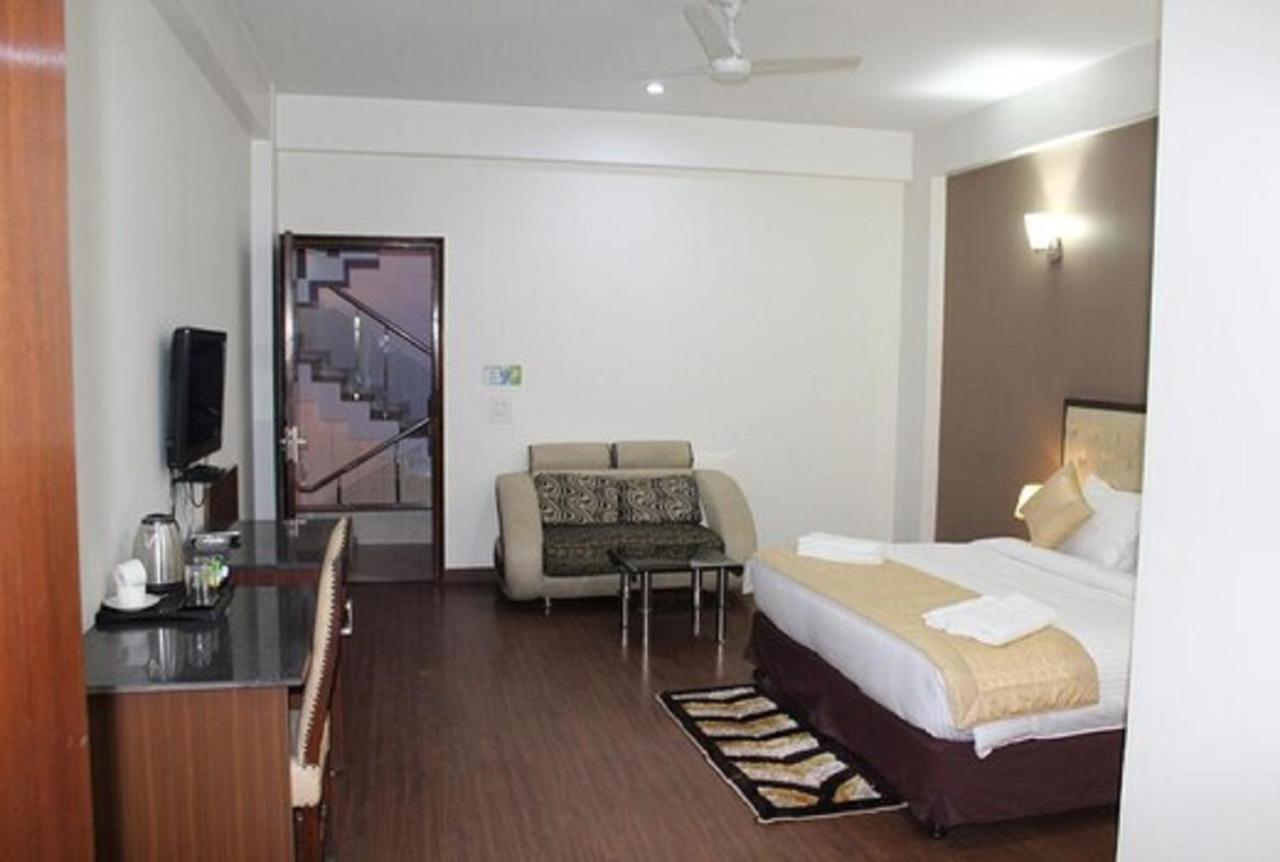 Lime Tree Hotel Sushant Lok Gurgaon Sector 29 Next To Iffco Chowk Metro Dış mekan fotoğraf