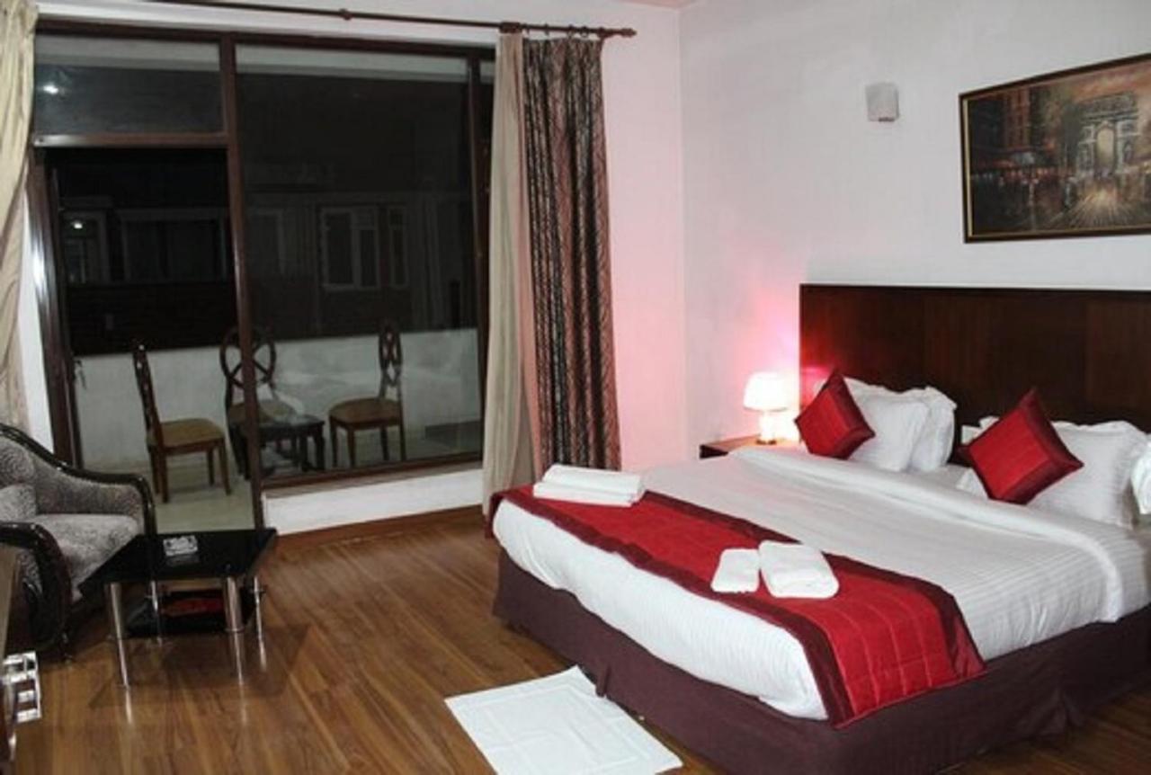 Lime Tree Hotel Sushant Lok Gurgaon Sector 29 Next To Iffco Chowk Metro Dış mekan fotoğraf