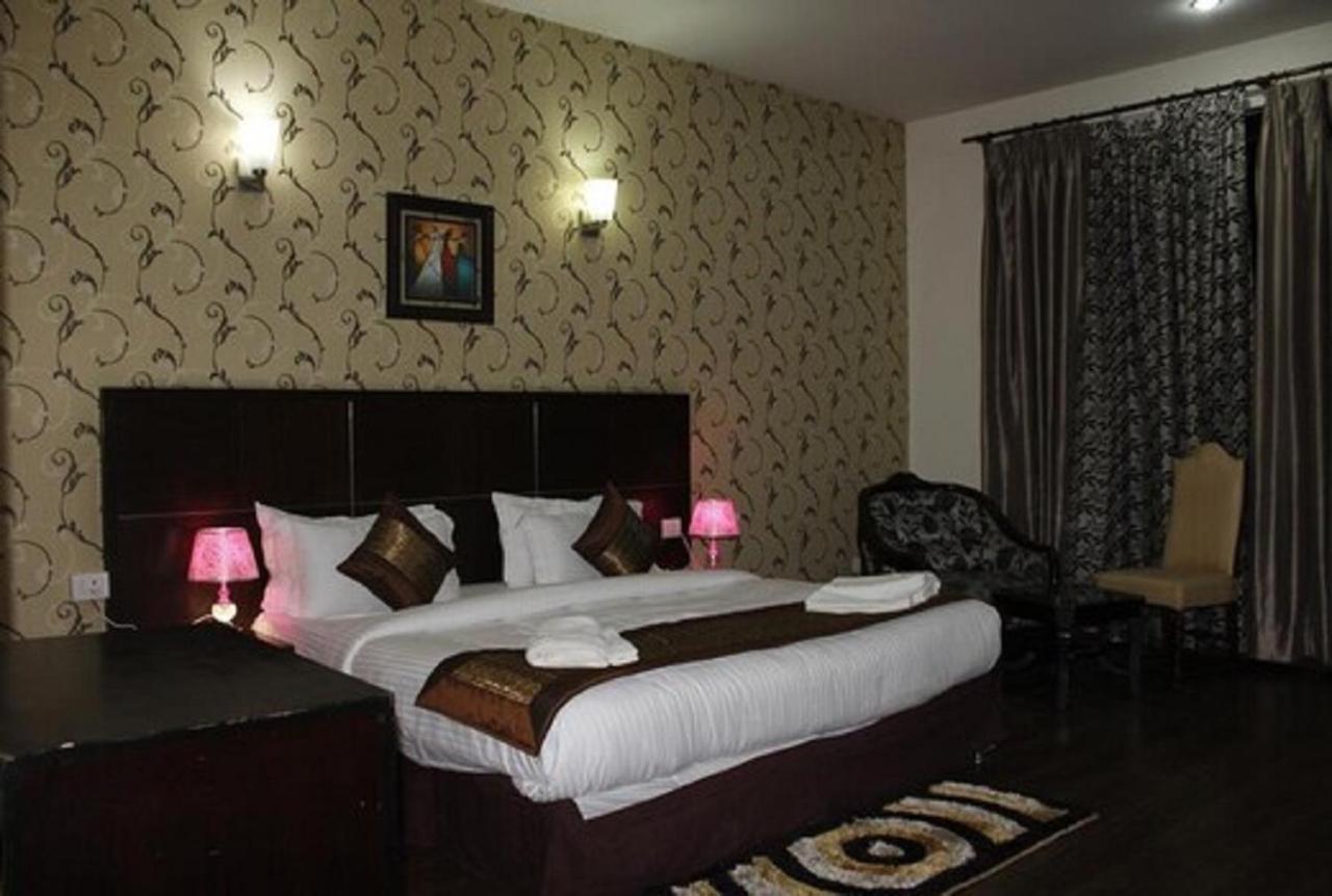 Lime Tree Hotel Sushant Lok Gurgaon Sector 29 Next To Iffco Chowk Metro Dış mekan fotoğraf