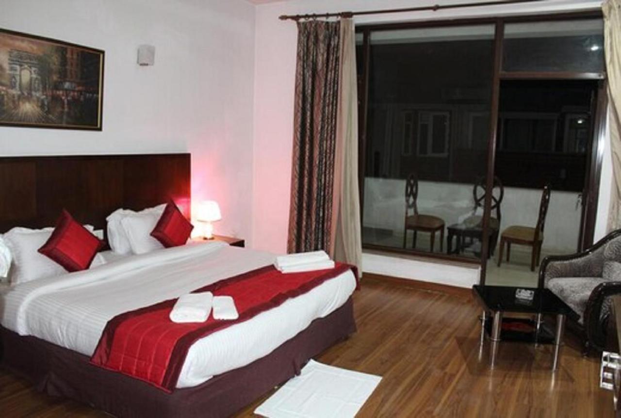 Lime Tree Hotel Sushant Lok Gurgaon Sector 29 Next To Iffco Chowk Metro Dış mekan fotoğraf